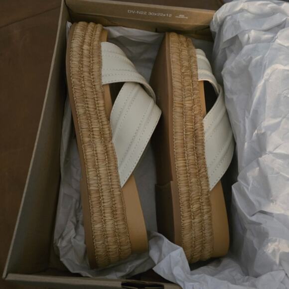 Dolce Vita Weslee Sandal in Ivory EUC Size 9.5 - Picture 6 of 9